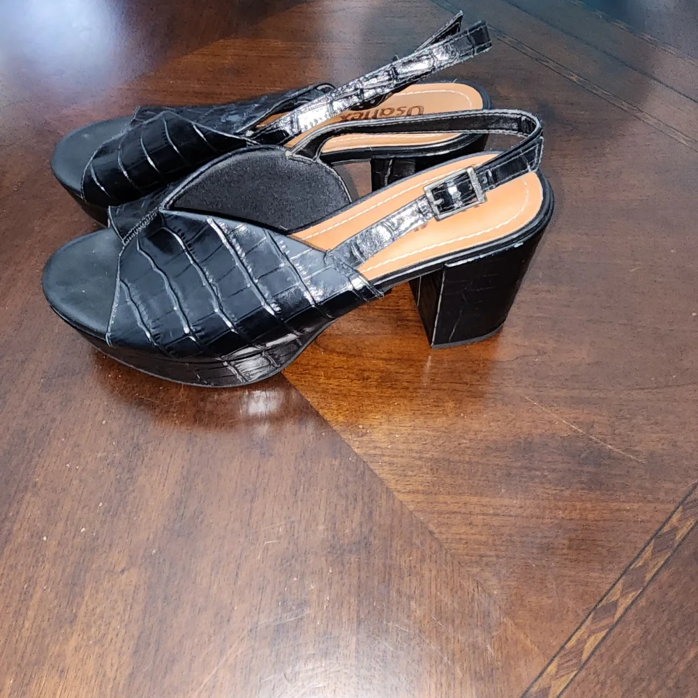Elegant Black Croc-Embossed Platform Slingbacks